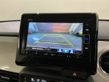 リバースギアに入れるだけで後方の表示へ切り替わります。夜間や雨の日の駐車も楽になりますよ。