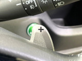 【パドルシフト】ハンドルから手を離さずに素早くシフトアップ&ダウンができるので、エンジンブレーキを使う下り坂や高速道路の合流で加速したい場面で役立ちます。