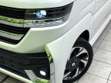 【LEDヘッドライト】悪天候や夜間走行時も良好な視界を確保し安心して運転できる高輝度LEDヘッドライトを装備!点灯速度が早く、消費電力も抑えられています。