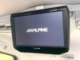 【後席モニター】家族や友人とお出かけする機会が多い方に大人気の後席モニターを装備!見やすい位置に画面がありテレビやDVDの視聴も快適!友達もお子様も、後席にしか乗らなくなるかも??