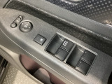 ハンドルの右側に電動格納付きパワーミラーの操作スイッチがついています。左右のサイドミラーの角度調節も微調整ができて便利です。パワーウインドウは運転席でドア4枚とも上下の操作ができるようになっています。