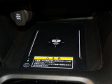 ワイヤレス充電対応のスマートフォンを置くだけでさっと充電できます。充電ケーブルが必要ないので車内がすっきりします。