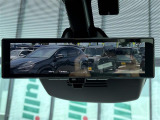 【デジタルインナーミラー】車両後方カメラの映像をルームミラーに映すことが出来ます。 そのため、後席に人や荷物があって後方が見えづらい場合でもしっかり視界を確保することが出来ます。