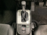 「e:HEV」は、モーター走行を中心にしながら電気エネルギーやエンジン動力を最も効率よく使い分けることができる賢いハイブリッドシステムです。サイドブレーキはスイッチ操作の電子制御パーキングブレーキです