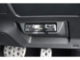 ハンドル下にビルトインETC。車種専用ケースにて装着されており運転の邪魔にもならず高速の乗り降りも楽になります。