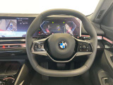 BMWのステアリングはドライバーと車体が一体感に感じれるような操作性を実現しております。また、握りやすさや操作性を向上するためにスイッチ類も配置されております。