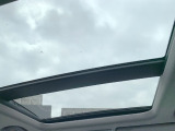 【サンルーフ】開放感あふれる車内空間を演出。換気にも便利で、ドライブをより快適に楽しめます。