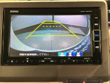 リバースギアに入れるだけで後方の表示へ切り替わります。夜間や雨の日の駐車も楽になりますよ。