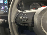 ステアリングスイッチ付きで、運転中に視線を前に向けたまま操作できます。