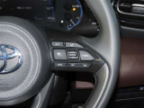 ステアリングスイッチ付きで、運転中に視線を前に向けたまま操作できます。