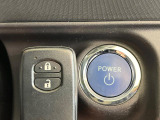 【スマートキー】カバンやポケットに入れたままでもドアの施錠・解錠が可能なスマートキーを装備。エンジンのオン・オフ時もカギを取り出す必要が無いからとっても便利です♪