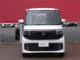迫力あるハイウェイスター専用外装〈フロントグリル、フロントバンパー〉ですね。LEDヘッドランプ&LEDフォグランプを搭載!ハイビームアシスト+ オートライトシステムも装備し、夜間走行も安心快適です。