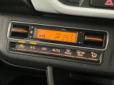 【オートエアコン】一度お好みの温度に設定すれば、車内の温度を検知し風量や温度を自動で調整。暑い&hellip;寒い&hellip;と何度もスイッチ操作をする必要はありません。快適な車内空間には必須の機能ですね♪