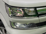 【LEDヘッドライト】悪天候や夜間走行時も良好な視界を確保し安心して運転できる高輝度LEDヘッドライトを装備!点灯速度が早く、消費電力も抑えられています。