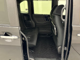 ■シートバックテーブル■運転席・助手席の後ろには収納可能なテーブルが付いています。