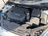 【T4エンジン(1.6L直列4気筒直噴ターボ)】1600ccの直列4気筒エンジンにターボを搭載、6速DCTとの組合せで高いパフォーマンスを実現!燃費性能にも優れたボルボを代表するエンジンです。