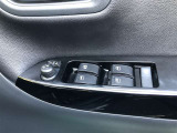 電動格納式ドアミラー付き。 狭い駐車場へ停めた時に、ボタン1つで左右のミラーをたたむ事ができます。