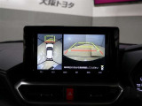 パノラミックビューモニター付きです。車両を上から見たような映像をディスプレイオーディオ画面に表示。運転席からの目視だけでは見にくい、車両周辺の状況をリアルタイムでしっかり確認できます。