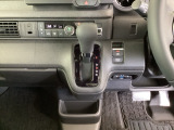 足元スッキリ、インパネシフトです。パーキングブレーキは電子制御パーキングブレーキタイプなので、運転席と助手席の間がスッキリしています。
