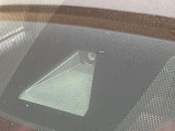 【プリクラッシュセーフティ】前方の車両等を検知し、衝突しそうな時は警報で注意を促し、ブレーキを踏む力をサポート。ブレーキを踏めなかった場合は衝突被害軽減ブレーキが作動、衝突回避をサポートします。