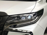 【LEDヘッドライト】悪天候や夜間走行時も良好な視界を確保し安心して運転できる高輝度LEDヘッドライトを装備!点灯速度が早く、消費電力も抑えられています。