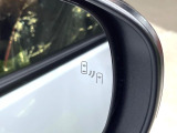 【ブラインドスポットモニター】走行中、ドアミラーの死角になりやすい箇所に後続車が接近するとサイドミラーのレンズに警告を表示!ドライバーに注意喚起をしてくれます。