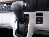 インパネシフトだから視線の移動も少なく足元もスッキリ♪運転席もゆったりしているのでゆとりを持ってドライブできますね!