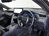 落ち着いた色合いで統一された室内。居心地の良い運転席がロングドライブをサポート。