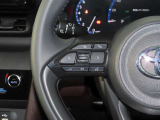 ステアリングスイッチ付きで、運転中に視線を前に向けたまま操作できます。