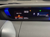 視認性に優れたメーターを採用しており、走行中でも車速や情報が分かりやすく表示されます。運転時の視線移動をむりのない範囲に抑え、快適で安心感のあるドライブをサポートします。