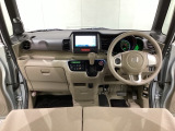 車内はスタイリッシュなデザインで暖かみのあるインパネ周りを演出します。グローブボックスやカップホルダーのほかにトレーなどたくさんの収納スペースが装備されています。