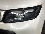 【LEDヘッドライト】悪天候や夜間走行時も良好な視界を確保し安心して運転できる高輝度LEDヘッドライトを装備!点灯速度が早く、消費電力も抑えられています。