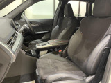 スポーツシートになっておりますので、ドライバーの身体をホールドし、安定したドライビング姿勢をサポート致します。日常的な運転でも、長時間にわたる運転でも快適な姿勢を保つための設計になっております。