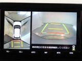 パノラミックビューモニター付きです。車両を上から見たような映像をモニター画面に表示。運転席からの目視では見にくい、車両周辺の状況をリアルタイムでしっかり確認できます。