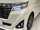 【LEDヘッドライト】悪天候や夜間走行時も良好な視界を確保し安心して運転できる高輝度LEDヘッドライトを装備!点灯速度が早く、消費電力も抑えられています。