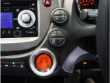 【フルオートエアコン】温度を設定すれば自動で快適な車内温度を保ちます。冬場や雨天時の窓の曇り取りにも使えます。
