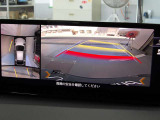 360度ビューカメラを搭載。4方の小型カメラの映像を処理し、車両真上からの映像に変換しています。