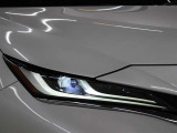 「アダプティブハイビームシステム(AHS)」が装備。LEDの配光範囲を細やかに制御し、先行車や対向車に光が当たる部分だけを自動的に遮光するので、ハイビームでの走行頻度がより向上します。