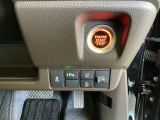 駐車や出庫時に障害物が接近するとお知らせしてくれるパーキングセンサーシステムつき。