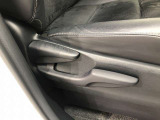 運転席シート座面は上下アジャスター付きです。お好みの位置に調整可能です。