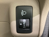 ヘッドライトレベライザーのスイッチがハンドルの右側についています。ヘッドライトレベライザーは道路状況や積荷の加重に応じてライトの高さを調節できます。