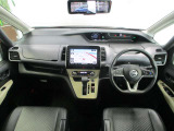 ■ミニバンならではの見渡しのいい運転席と、広々とした室内。スタイリッシュなインテリアです。純正のインテリアパネルキットが落ち着いた雰囲気を演出しております。