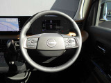 ステアリングハンドルです。オーディオコントロールスイッチが付いて運転中でも手元でオーディオの操作が出来て便利ですよ。