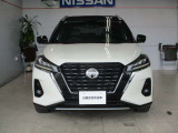 ■日産らしさを引き立てる上品なダーククローム調のフロントマスクでVモーショングリルを主張しています。