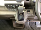 足元スッキリ、インパネシフトです。パーキングブレーキは電子制御パーキングブレーキタイプなので、運転席と助手席の間がスッキリしています。