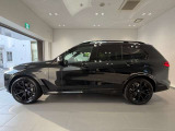 BMWではロングホイールベースの採用をしており、すべての車種に適用され、走行中の安定感の向上されております。また室内空間の広さにも貢献しております。
