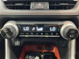 左右独立温度コントロールオートエアコンです。 運転席、助手席それぞれで独立して温度設定ができます。 冷え性の方が乗っても安心ですね♪