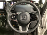 ハンドルにHondaセンシング系のクルーズコントロールやレーンキープアシストなどのスイッチと、オーディオの操作スイッチが装備されています。ハンドルから手を離さず安全に操作できます。