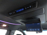 後席モニター装備:セカンドシート・サードシートにご乗車の方は、ドライブ中も天井部についているモニターでTV等をお楽しみ下さい♪♪使用しない時は、画面を天井部分に格納できます!