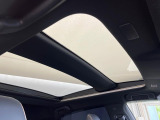 【パノラマルーフ】大型のガラスルーフ搭載で車内の解放感が一気にアップ!開放的なドライブをお楽しみいただけます。
